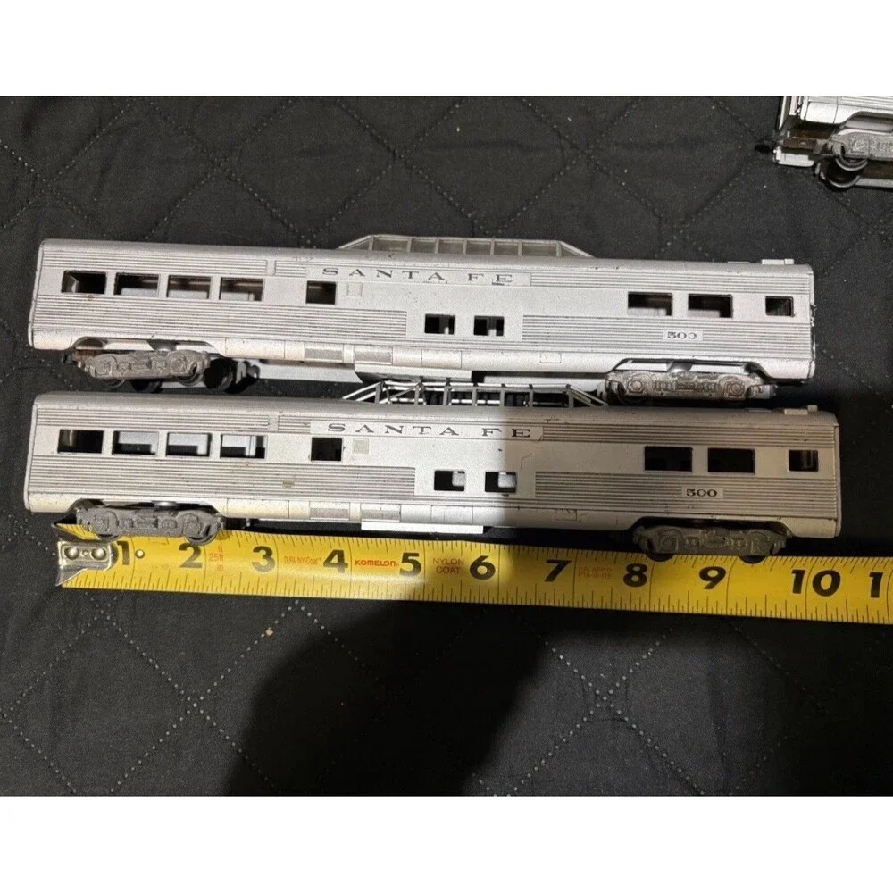 Vintage Tyco HO Scale Santa Fe Warbonnet F9 Locomotive 4015 & 7 Passenger Cars